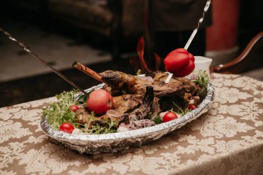 Bir tabak Gürcü mutfağı. Izgara kuzu budu.