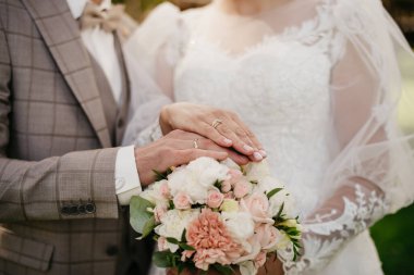 El ele. Sertifika ve evlilik teklifi. Güzel ellerde hafif manikür.