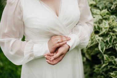 El ele. Sertifika ve evlilik teklifi. Güzel ellerde hafif manikür.