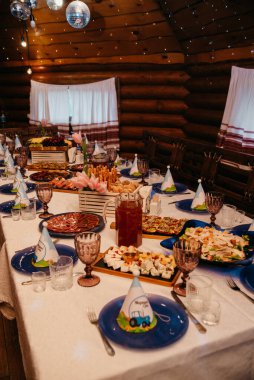 Etli, peynirli, ekmekli, sandviçli bir şölen masası. Büfe masası. Yemek servisi.