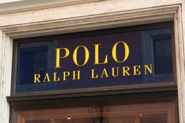 Roma, İtalya - 30 Eylül 2019 Polo Ralph Lauren mağazası. Amerikan Ralph Lauren Şirketi giyim, pazarlama ve dağıtım ürünleri, aksesuarlar ve parfümleriyle tanınır.