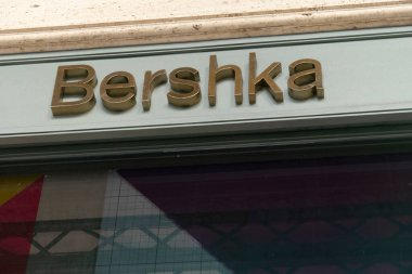 ome, İtalya - 30 Eylül 2019: Bershka mağazasının dış tabelaları. Bershka, İspanyol Inditex grubunun bir parçası olan bir giyim perakendecisi şirketi.