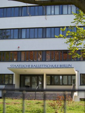 Berlin, Almanya - 19 Nisan 2022: Staatliche Ballettschule Berlin, Devlet Bale Okulu ve Sanat Okulu