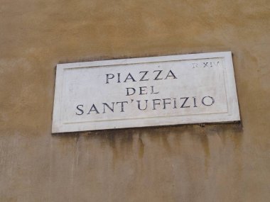 Vatikan 'a yakın Piazza del Sant' Uffizio caddesi tabelası, Roma Katolik Kilisesi 'nin Kutsal Ofisi' nin bulunduğu Kutsal Saray 'ın merkezi.