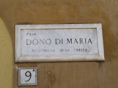 Roma, İtalya - 19 Mayıs 2022: Meryem 'in Hediyesi mermer tabak, Yardım Misyonerleri, Roma' daki dini örgüt
