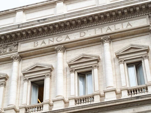 Roma, İtalya - 17 Mayıs 2022: Roma, İtalya 'da Via Nazionale' de Rönesans döneminden kalma bir saray ve ülkenin merkez bankası Banca d 'Italia' nın mevcut genel merkezi.