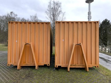 Bahçe çöplüğü. Ev atıkları ya da dolu çöp konteynırları için inşaat çöplüğü