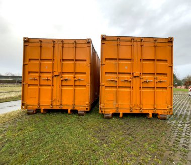 Bahçe çöplüğü. Ev atıkları ya da dolu çöp konteynırları için inşaat çöplüğü