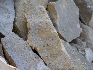 İnşaat tümsekleri, çakıl taşları veya kaldırım taşları