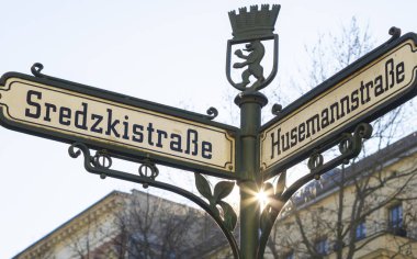 Berlin 'deki Sredzkistrasse ve Husemannstrasse caddelerinin tabelaları, Doğu Almanya' nın Prenzlauer Berg ilçesinin ana caddeleri