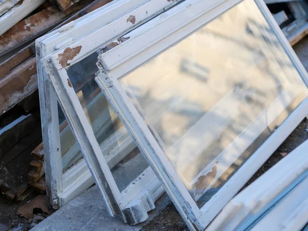 老式木制窗框 更换旧的木制窗户以提高能源效率 — 图库照片