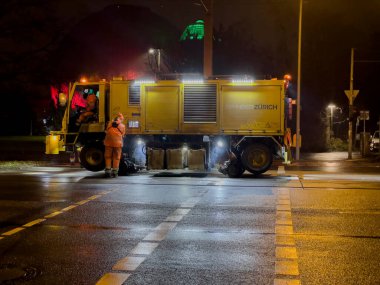 Berlin, Almanya - 14 Aralık 2021: Demiryolu ve şalter onarımı için Zehnder Zürih pisti. Zehnder Zürih AG son derece özel teknolojiler ve modern makine parkı sunuyor