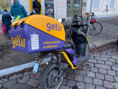 Berlin, Almanya - 16 Aralık 2021: Getir dağıtım scooter 'ı. Türk girişimi market ürünleri için talep üzerine teslimat hizmetleri sunuyor ve restoran yemekleri için kurye hizmeti sunuyor