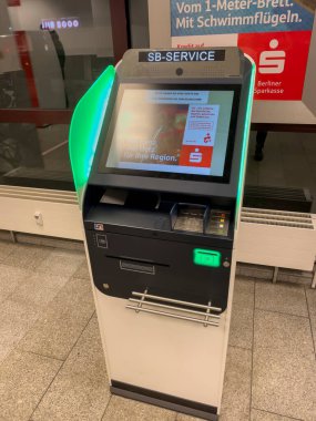 Berlin, Almanya - 18 Aralık 2021: SB-Service Sparkasse para makinesi. Sparkasse bir kamu sektörü finans kuruluşudur.
