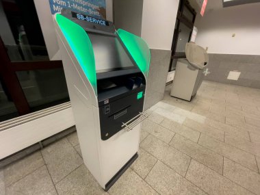 Berlin, Almanya - 18 Aralık 2021: SB-Service Sparkasse para makinesi. Sparkasse bir kamu sektörü finans kuruluşudur.