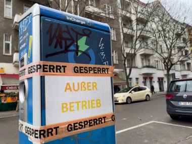 Berlin, Almanya - 21 Aralık 2021: İsveçli elektrik, ısı ve doğalgaz şirketi Vattenfall tarafından arızalı elektrikli araç şarj istasyonu