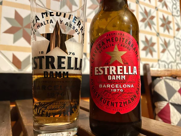 德国柏林 2021年12月14日 在西班牙巴塞罗那酿制的地中海淡淡啤酒Estrella Damm 免版税图库照片