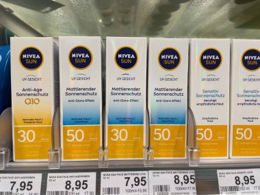 Berlin, Almanya - 27 Aralık 2021: Nivea güneş kremi şişeleri bir eczanede satılıyor. Nivea, cilt ve vücut bakımında uzmanlaşmış bir Alman kişisel bakım markasıdır.