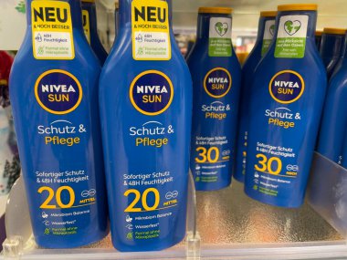 Berlin, Almanya - 27 Aralık 2021: Nivea güneş kremi şişeleri bir eczanede satılıyor. Nivea, cilt ve vücut bakımında uzmanlaşmış bir Alman kişisel bakım markasıdır.