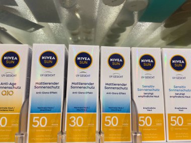 Berlin, Almanya - 27 Aralık 2021: Nivea güneş kremi şişeleri bir eczanede satılıyor. Nivea, cilt ve vücut bakımında uzmanlaşmış bir Alman kişisel bakım markasıdır.