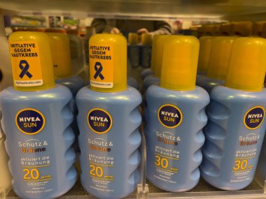 Berlin, Almanya - 27 Aralık 2021: Nivea güneş kremi şişeleri bir eczanede satılıyor. Nivea, cilt ve vücut bakımında uzmanlaşmış bir Alman kişisel bakım markasıdır.