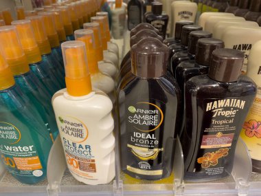 Berlin, Almanya - 27 Aralık 2021: Hawaii ve Garnier Ambre Solaire güneş kremi şişeleri