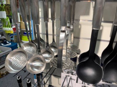 Berlin, Almanya - 27 Aralık 2021: Bayanlar ve delikli kaşıklar satışa sunuldu