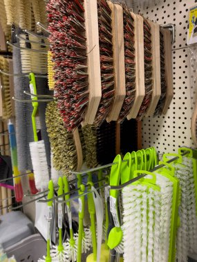 Satılık fırçalar sergilendi