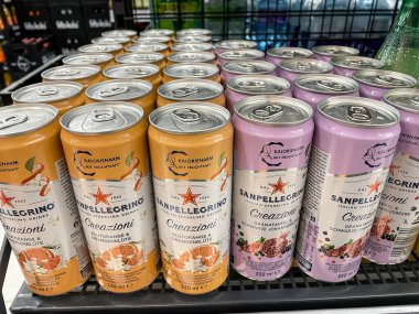 Berlin, Almanya - 4 Ocak 2022: Sanpellegrino kan portakalı ve portakal çiçeği ve Sanpellegrino nar üzümü, düşük kalori, köpüklü meyve içecekleri