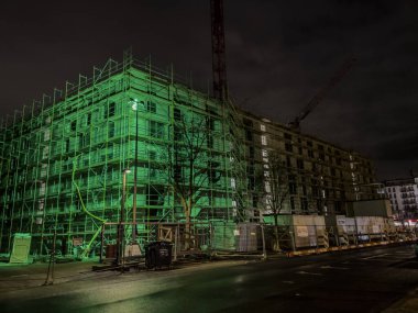 Berlin, Almanya - 4 Ocak 2022: İnşaat halindeki bina, gece manzarası