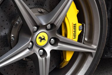 Prag, Çek Cumhuriyeti - 25 Temmuz 2020: siyah bir arabanın üzerindeki Ferrari amblemi. Ferrari SpA, Enzo Ferrari tarafından kurulan, Maranello merkezli bir İtalyan spor araba üreticisi.