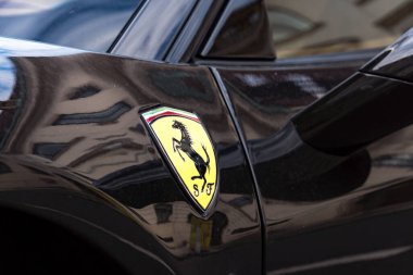 Prag, Çek Cumhuriyeti - 25 Temmuz 2020: siyah bir arabanın üzerindeki Ferrari amblemi. Ferrari SpA, Enzo Ferrari tarafından kurulan, Maranello merkezli bir İtalyan spor araba üreticisi.
