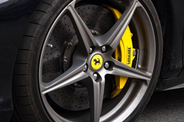 Prag, Çek Cumhuriyeti - 25 Temmuz 2020: siyah bir arabanın üzerindeki Ferrari amblemi. Ferrari SpA, Enzo Ferrari tarafından kurulan, Maranello merkezli bir İtalyan spor araba üreticisi.