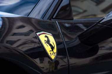 Prag, Çek Cumhuriyeti - 25 Temmuz 2020: siyah bir arabanın üzerindeki Ferrari amblemi. Ferrari SpA, Enzo Ferrari tarafından kurulan, Maranello merkezli bir İtalyan spor araba üreticisi.
