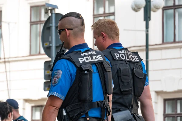 Praga República Checa Julio 2020 Dos Policías Checos Volvieron Atrás — Foto de Stock