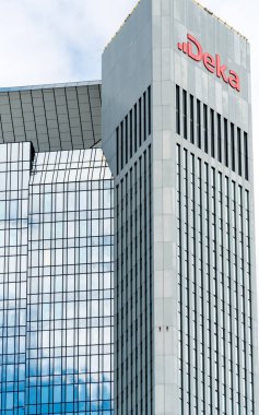 Frankfurt am Main, Almanya - 27 Haziran 2020: DekaBank genel merkezi. DekaBank, Alman Tasarruf Bankası Finans Grubu 'nun Varlık Yönetimi ve Sermaye Piyasası Çözümleri Sağlayıcısıdır (WertPapierhaus).