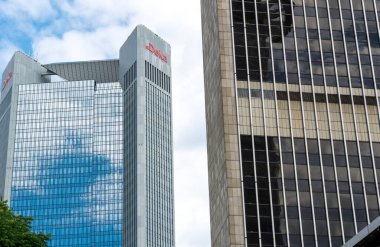 Frankfurt am Main, Almanya - 27 Haziran 2020: DekaBank genel merkezi. DekaBank, Alman Tasarruf Bankası Finans Grubu 'nun Varlık Yönetimi ve Sermaye Piyasası Çözümleri Sağlayıcısıdır (WertPapierhaus).