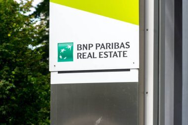 Frankfurt am Main, Almanya - 27 Haziran 2020: BNP Paribas Emlak amblemi. BNP Paribas S.A. bir Fransız uluslararası bankacılık grubudur.