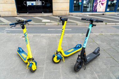 Berlin, Almanya - 27 Haziran 2020: Rüzgâr Hareketi ve Tier Hareketliliği ile E-scooterlar