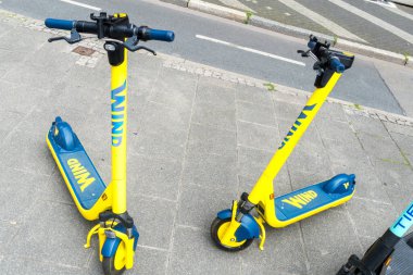 Berlin, Almanya - 27 Haziran 2020: Yellow e-scooter by Wind Mobility, bir mikrohareketlilik paylaşım şirketi