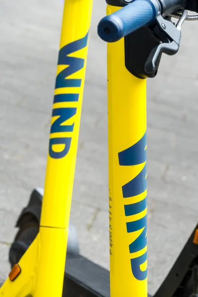 베를린 2020 마이크로 이동성 Wind Mobility Yellow Scooter Wind Mobility — 스톡 사진