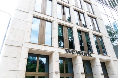 Frankfurt am Main, Almanya - 27 Haziran 2020: Dünya çapında bir çalışma alanı ağı