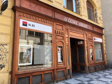 Prag, Çek Cumhuriyeti - 22 Temmuz 2020: KB Komerni Banka şubesine ev sahipliği yapan Neogotik tarzda inşa edilen şehir merkezi, Ceska Orlice Evi