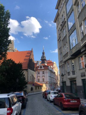 Prag, Çek Cumhuriyeti - 22 Temmuz 2020: Prag şehir manzarası ve başkentin eski kentindeki antik binalar