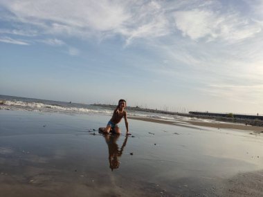 Küçük çocuk oynuyor ve dalgaların tadını çıkarıyor.