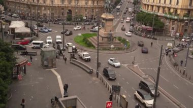 Napoli, İtalya - 28 Şubat 2024: yukarıdan Giovanni Bovio. Eskiden Piazza Borsa olarak bilinirdi.