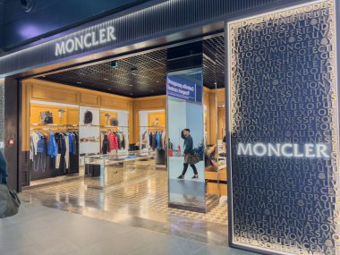 Fiumicino, İtalya - 7 Mayıs 2024: Moncler mağazasının dışı. Moncler S.P.A, Ren Ramillon tarafından 1952 yılında kurulan İtalyan giyim ve yaşam tarzı üreticisi.
