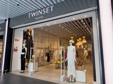 Fiumicino, İtalya - 7 Mayıs 2024: Twinset Milano mağazası. Simona Barbieri 'nin TwinSet' i, İtalyan giyim markasıdır.