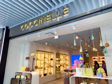 Fiumicino, İtalya - 7 Mayıs 2024: Coccinelle mağazasının dışı. Coccinelle, 