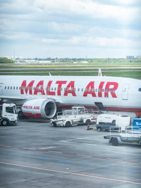 Berlin, Almanya - 21 Nisan 2024: Air Malta uçağı kargo ve yolcu almak için park yerinde. Air Malta plc, Malta Adaları 'nın bayrak taşıyıcı havayolu şirketidir.